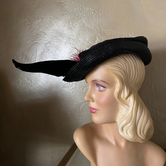 FABULOUS 1940\'s BLACK STRAW HAT WITH BLACK FEATHER WING + FEATHER PUFF